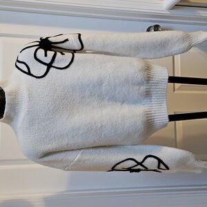 GILLI Elegant White Sweater with Black Embroidered Flower Design - S